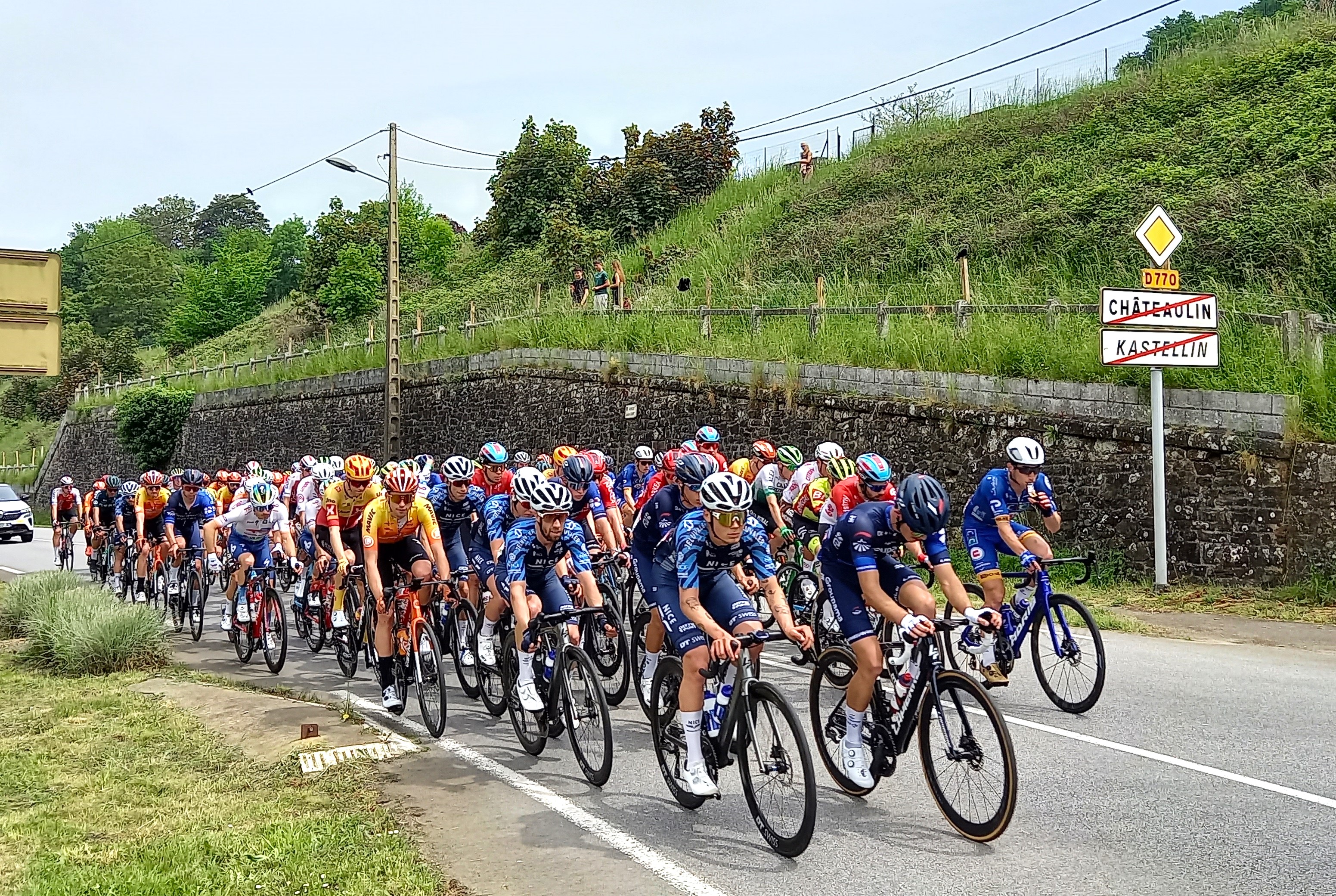 Подробнее о статье Что такое пелотон в велоспорте и как он работает